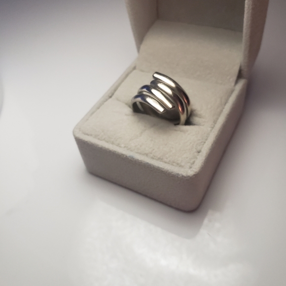 Ring - Picture 3 of 6